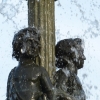 Zdjęcie z Polski - Fontanna z rzeźbą przedstawiająca trzech młodzieńców. 