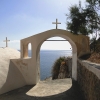 Zdjęcie z Grecji - Kamari - widok na morze od kapliczki na końcu plaży.