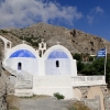 Zdjęcie z Grecji - Kamari - kapliczka u stóp skały Mesa Vouno.