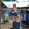 Zdjęcie z Tajlandii - Stara beczka, troche wody i miejscowe dzieciaki maja frajde :)