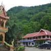 Zdjęcie z Tajlandii - Wat Tham Pla, z prawej klasztor