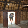 Zdjęcie z Nowej Kaledonii - Zeby wlezc do tamtejszej chaty trza sie troszku poschylac :)