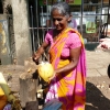 Zdjęcie ze Sri Lanki - u miłej kobiety kupujemy po drodze pyszne kokosy