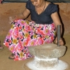 Zdjęcie ze Sri Lanki - i za pomoca kamiennego, obrotowego "moździeża" zrobiła mąkę ryżową