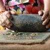Zdjęcie ze Sri Lanki - po czym ugniotła na kamiennej desce świeże przyprawy prosto z ogrodu....
