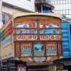 Zdjęcie ze Sri Lanki - autobusy i ciężarówki na wyspie to oczywiście firma tata