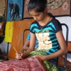 Zdjęcie ze Sri Lanki - dziewczęta w pracowni batiku wykonują tu precyzyjną robotę