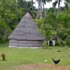 Zdjęcie z Nowej Kaledonii - Nowokaledonska wies, takie chaty jeszcze u uzyciu