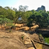 Zdjęcie ze Sri Lanki - skała Aradhana Gala w Mihintale i widok na tanki (wielkie zbiorniki na wodę)