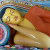 Zdjęcie ze Sri Lanki - kolorowa statuą Buddy umierającego