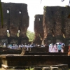 Zdjęcie ze Sri Lanki - Polonnaruwa- ruiny Pałacu Królewskiego i tłumy wycieczek szkolnych