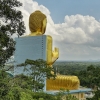Zdjęcie ze Sri Lanki - ze wzgórza Wielki Złoty Budda wydaje się całkiem malutki