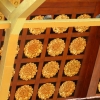 Zdjęcie ze Sri Lanki - pod złotym dachem, gdzie znajduje się Ząb, umieszczono 300 złotych kwiatów lotosu