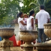 Zdjęcie ze Sri Lanki - wierni na terenie świątyni