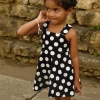 Zdjęcie ze Sri Lanki - urocze, lankijskie dziecko ma terenie świątyni