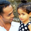 Zdjęcie ze Sri Lanki - ponownie spotykamy to urocze dziecko; tym razem z tatusiem:)