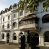 Zdjęcie ze Sri Lanki - historyczny "Queens Hotel" w ujęciu - widok boczny z ulicy