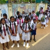 Zdjęcie ze Sri Lanki - jedziemy w stronę PN Yala ; okoliczne dzieciaki nad pozdrawiają