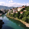  - Zdjęcie  - Mostar z tureckim mostem urzekającym jak dawniej i licznymi kafejkami na skalistym brzegu Neretwy