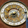 Zdjęcie z Norwegii - Ratusz ma naprawdę piękny zegar;który może kojarzyć się troszkę z praskim Orlojem:)