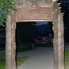 Zdjęcie z Polski - drewniana brama przy wejściu do niewielkiego parku, gdzie znajduje się kamienny Liczyrzepa