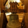 Zdjęcie z Polski - kościelny dzwon stoi przy wejściu