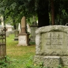 Zdjęcie z Polski - stare mogiły na przykościelnym cmentarzu
