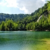 Zdjęcie z Czech - urocze szmaragdowe jeziorko po którym można popływać wynajętą łódką
