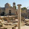 Zdjęcie z Cypru - na pierwszym planie ruiny wczesnochrześcijańskiej bazyliki Panagia Chrysopolitissa z IV w n.e
