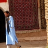 Zdjęcie z Maroka - marokańczyk w gandorze na tle dywanu...  bardzo fajny widok:)