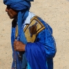 Zdjęcie z Maroka - błękitny człowiek cały w determinacji chęci sprzedaży czegokolwiek; 