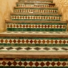 Zdjęcie z Maroka - Medresa Ben Joussefa - stare, spękane płytki ceramiczne na schodach