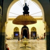 Zdjęcie z Maroka - spojrzenie na wielki żyrandol z dziedzińca głównego