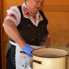 Zdjęcie z Polski - Pani łowiczanka gniecie i na bieżąco gotuje słynne łowickie klusecki - rwoki, 
