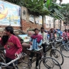 Zdjęcie z Indii - Waranasi - rikszarze czekają na klientów.