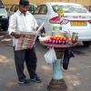 Zdjęcie z Indii - Jaipur - dobrze mieć pracę! Stać człowieka na gazetę.