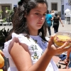 Zdjęcie z Hiszpanii - Młoda mieszkanka Lanzarote prezentuje zebraną po procesji sól.