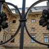 Zdjęcie z Czech - rzucik zza krat na wspaniałe fasady Pałacu Schwarzenbergów