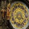 Zdjęcie z Czech - ruchome figurki Orloja o każdej równej godzinie kumuluja nieziemskie tłumy pod Wieżą ratuszową