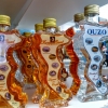 Zdjęcie z Grecji - sztandarowa pamiatka z wyspy- likier z kumkwatu w buteleczce w kształcie wyspy