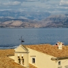 Zdjęcie z Grecji - stolica: miasto Corfu ; z widokiem na greckie dachy i albańskie  góry 