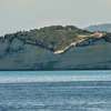 Zdjęcie z Grecji - klifowe wybrzeże północnej części Korfu w niczym nie przypomna "płaskiego" wschodu