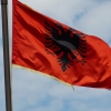 Zdjęcie z Albanii - nad zamkiem powiewa dumnie albańska flaga