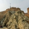 Zdjęcie z Omanu - Fort ciekawie wbudowano w potężną skałę