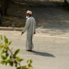 Zdjęcie z Omanu - mężczyzna w diszdaszy i kummie na głowie - czyli moda męska w Omanie:) 