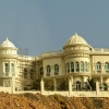 Zdjęcie z Omanu - w drodze z Maskatu podziwiamy bogate domy zamożnych mieszkańców Omanu 