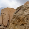 Zdjęcie z Omanu - Fort został "wpasowany" w naturalną skałę, dlatego ma dość nieregularny kształt