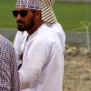 Zdjęcie z Omanu - dwa wymiary nakryć głowy: omańska i europejska:) 