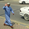 Zdjęcie z Omanu - no i czas się pożegnać...;  nasz sympatyczny omamański przewodnik macha nam na pożegnanie... 
