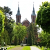 Zdjęcie z Polski - puste Dywany Kwiatowe i kościół Św.Apostołów Piotra i Pawła w tle